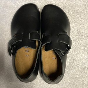 Birkenstock black London size 38 (7.5-8) seem like a narrow width.